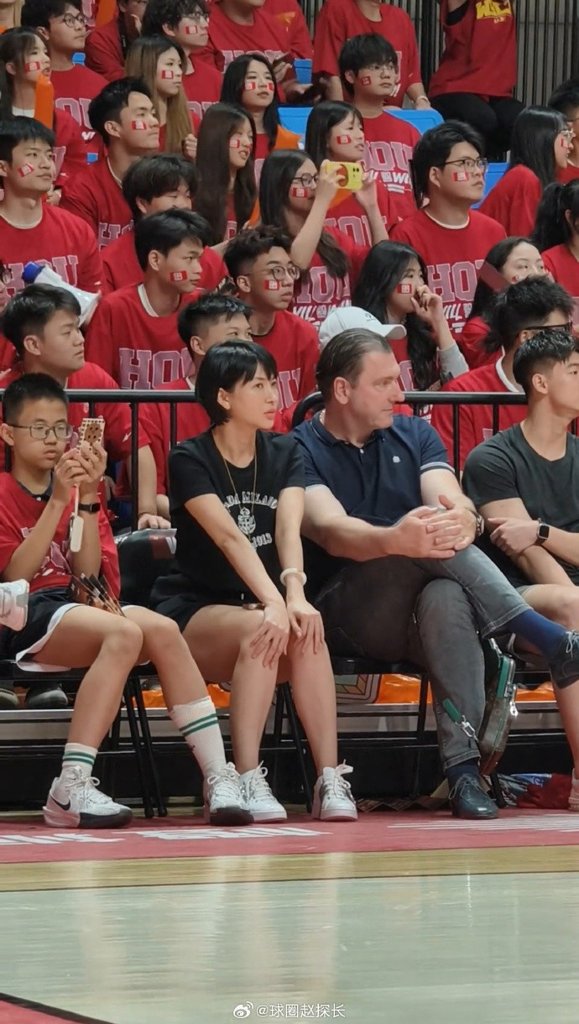 福建伍总和主帅凯撒现身CUBAL赛场 网友称是观看华大和北体二番战