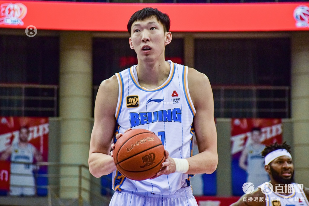 媒体人:周琦复出的确改变比赛走势 有他没他北京完全是两个级别